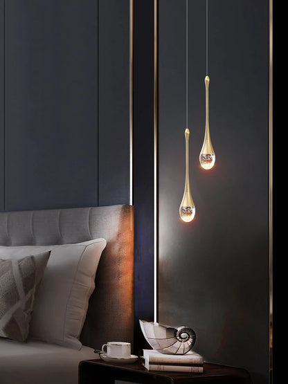 Lampe suspendue moderne en forme de goutte.