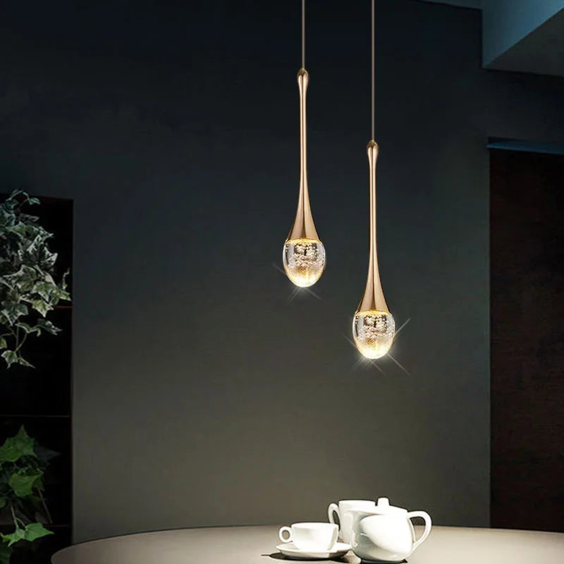 Lampe suspendue moderne en forme de goutte.